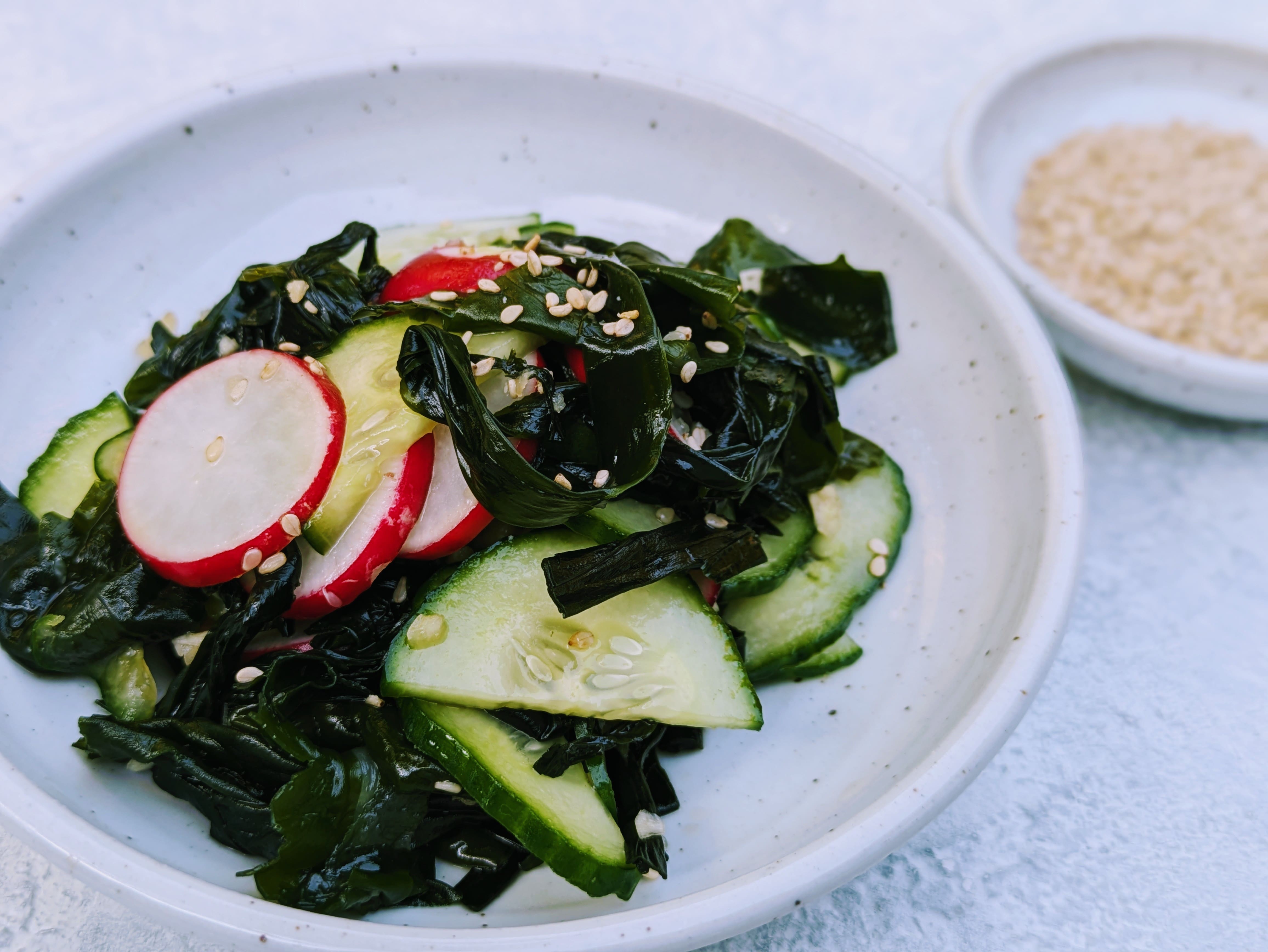 Algensalat mit Gurken und Radieschen